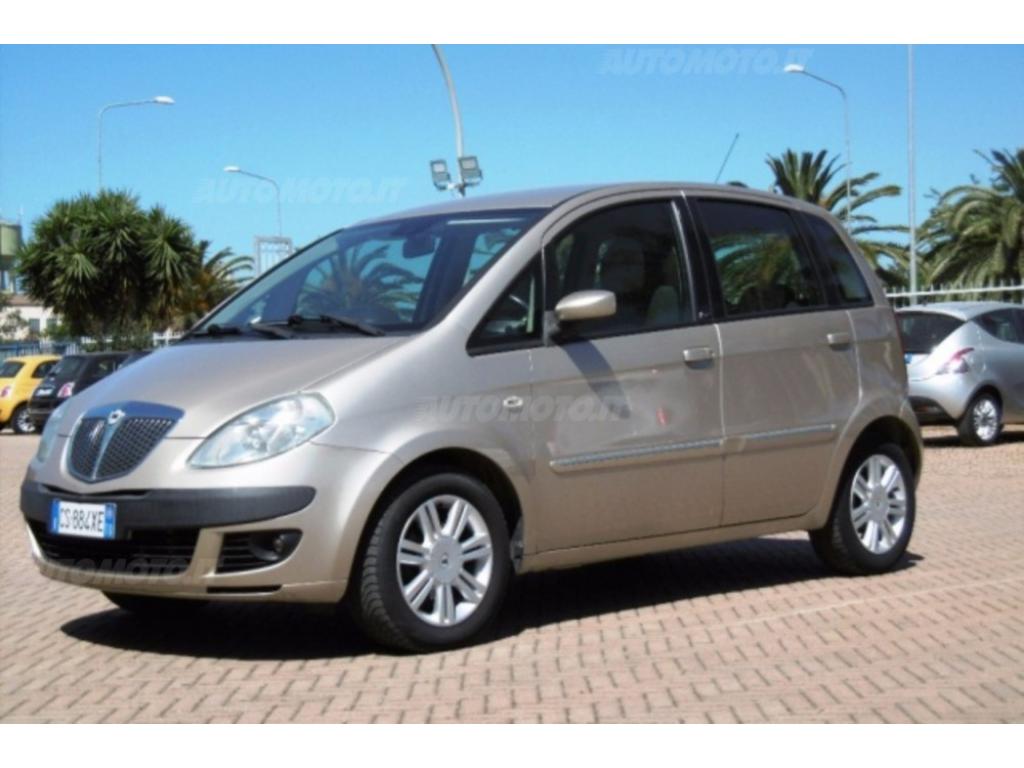 lancia-musa--2004-08-multijet-16v-oro-2-3
